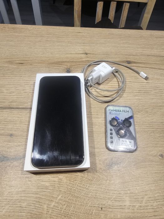 Iphone 15 pro max bateria 88%