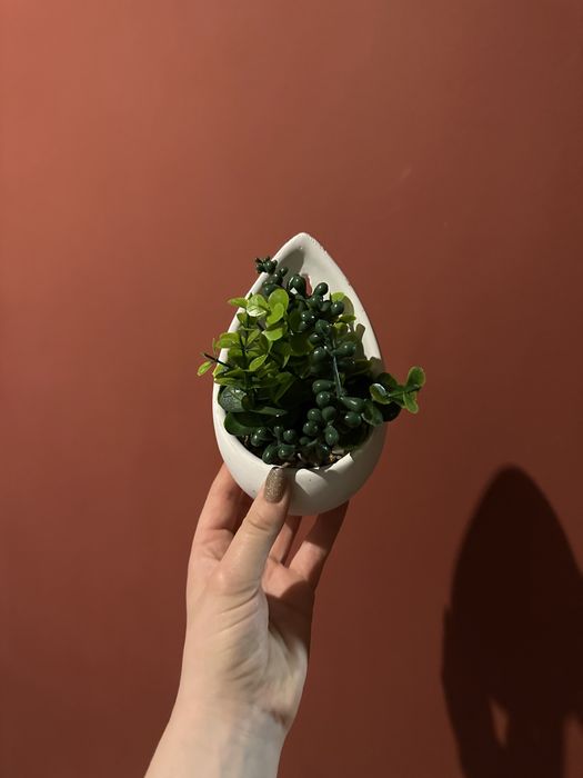 Mały biały kwietnik doniczka łza kokon ozdoba ze sztucznym kwiatkiem