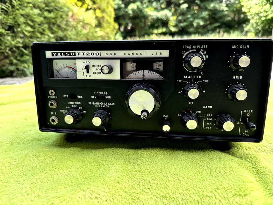 Yaesu FT-200 SSB Transceiver – klasyczny transceiver krótkofalarski vintage
