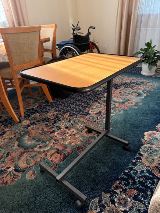 Stolik do łózka dla osoby chorej