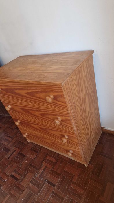 Cómoda de quarto com gavetas
