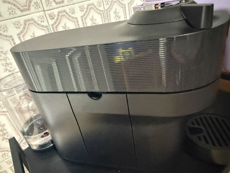 Máquina de Café Nespresso Vertuo Pop com cápsulas