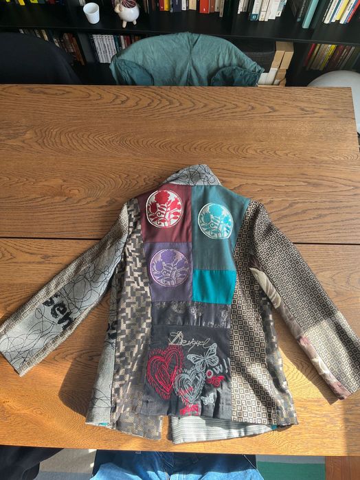 Casaco Desigual com botões trabalhados