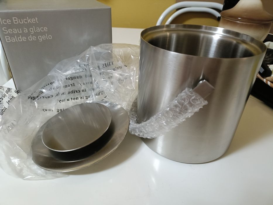 Balde Gelo - Aço inoxidável 
Novo

Medidas:
Altura 15cm
Diâmetro 15cm