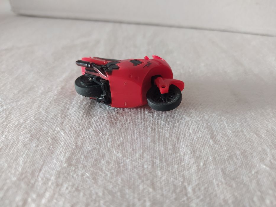 Miniature motorcycle. 5 cm. With string. Excellent condition.437557781940807682