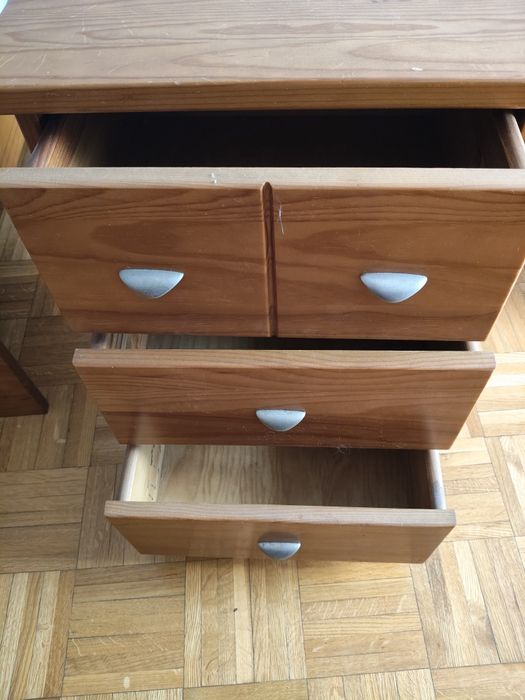 Vendo cama com estrado e colchão e mesa de cabeceira