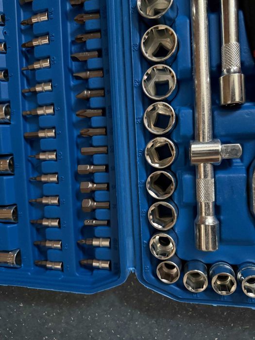 Набір інструментів із тріскачками, головками, бітами та ключами 94 пр