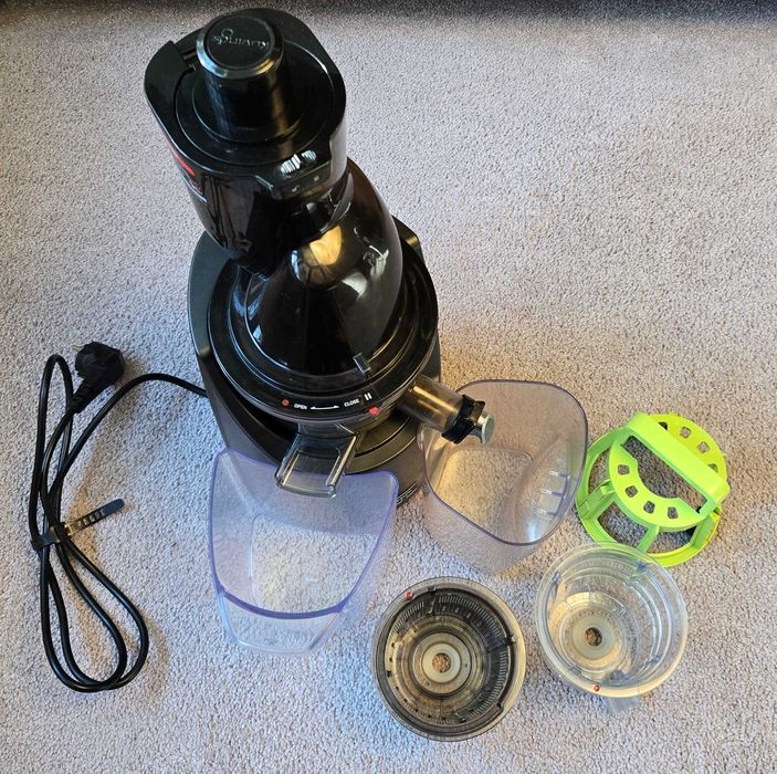 Kuvings evo820 wyciskarka wolnobrotowa_pojemniki