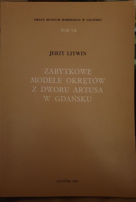 Zabytkowe modele okrętów z dworu Artusa w Gdańsku