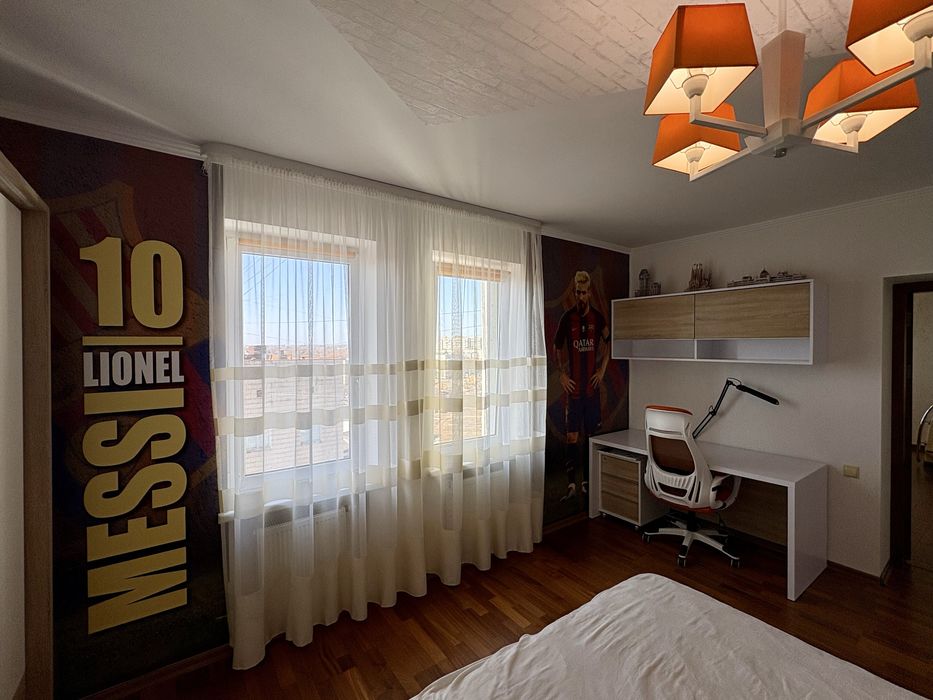 Продам 2-во поверхову квартиру в центрі міста