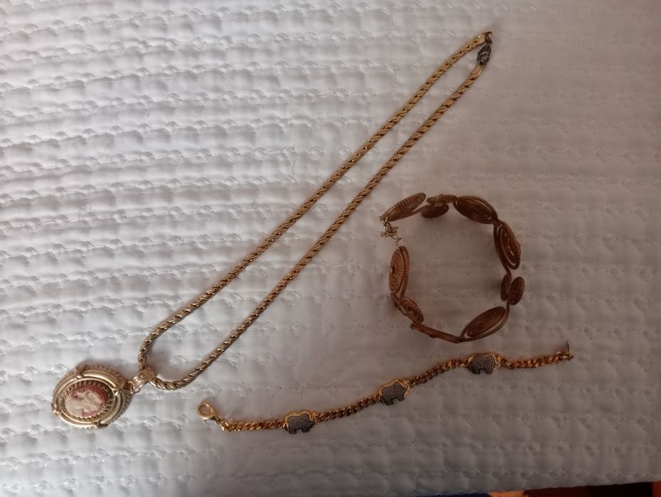 Colar e duas pulseiras