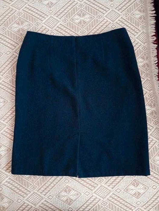 Elegancka spódnica z ozdobnymi guzikami vintage