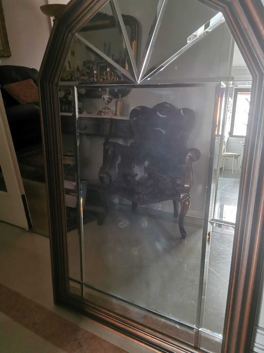 Espelho alto com lindíssimo desenho biselado e aro madeira maciça