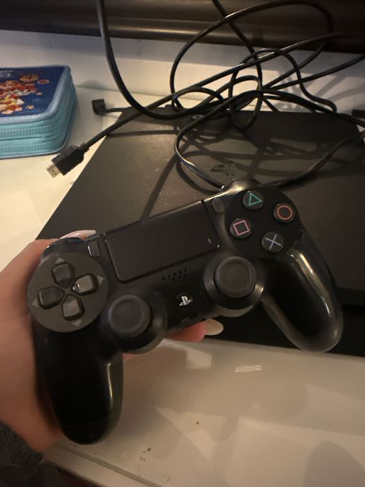 Ps4 com comando e jogos