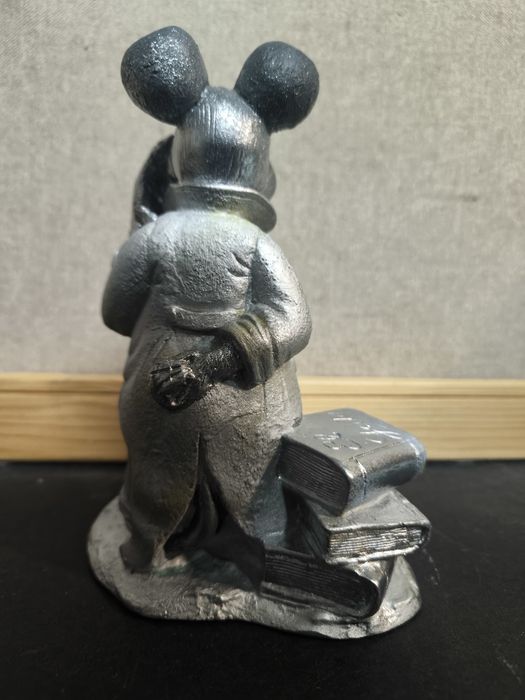 Estátua de rato prateado 
Estátua decorativa com a figura de um rato v