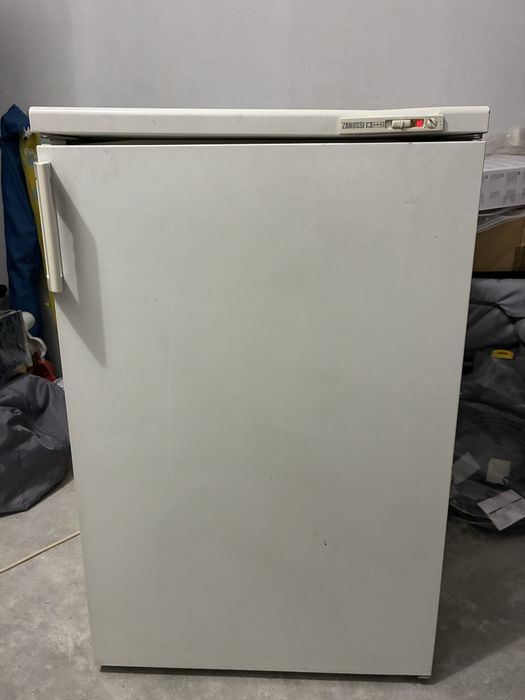 Congelador Vertical Zanussi 4 Estrelas Fast Freeze — A funcionar