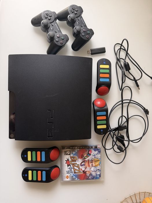 Zestaw PlayStation 3 PS3 Slim + 2 Pady + Kultowa gra Buzz! (4 Bezprzewodowe Buzzery)