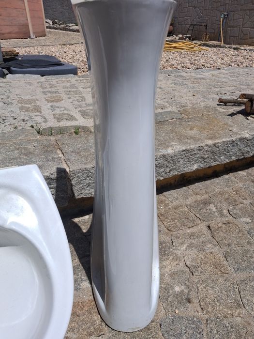 Lavatório com coluna