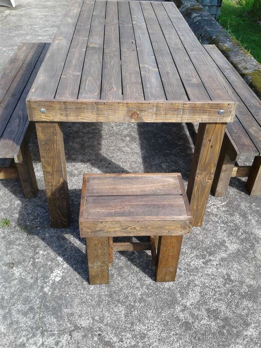 Mesa com bancos rústicos
