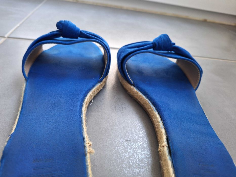 Chinelas Azuis e Rafia