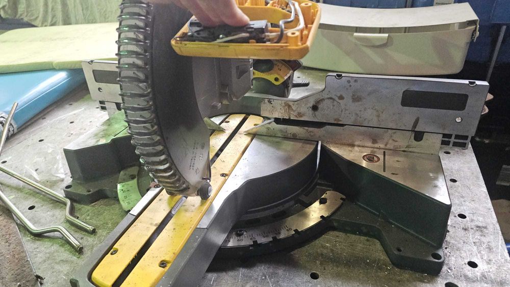 Ukośnica Dewalt DHS780N-XJ bez silnika do drewna i aluminium