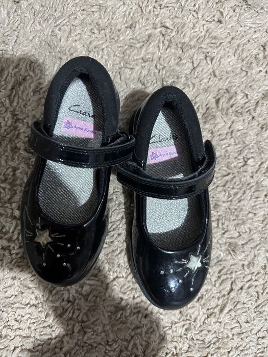 Czarne balerinki dla dziewczynki Clarks 26