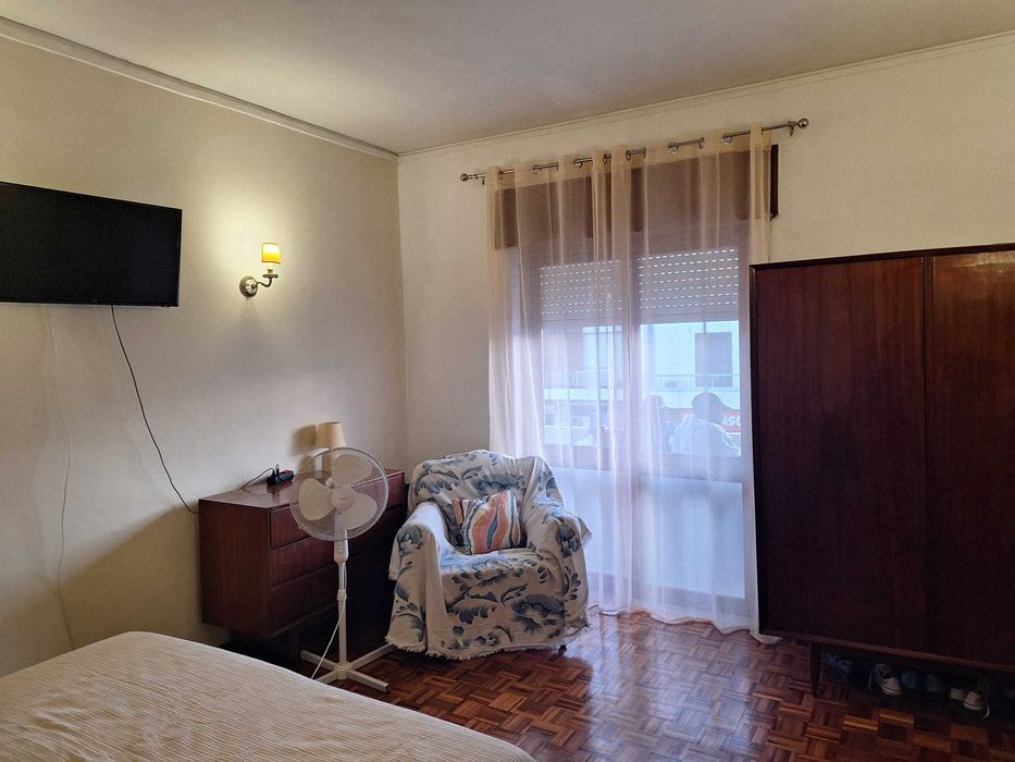 Olhão: Quarto em moradia, com TV e ampla varanda