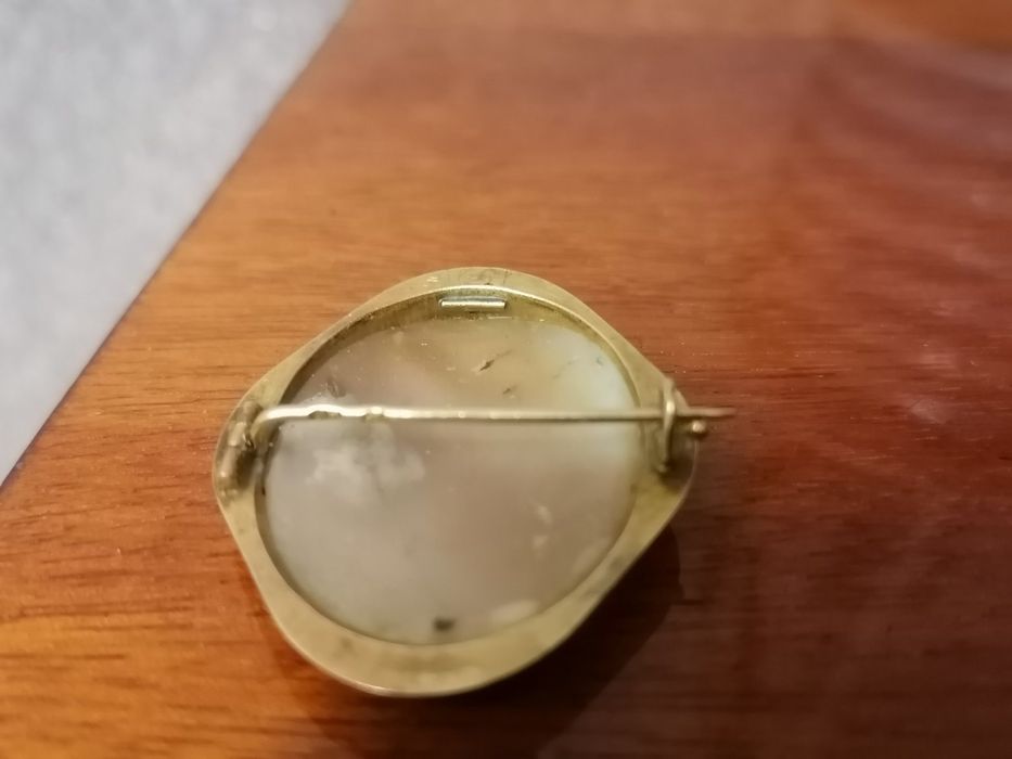 Золота брошка Камея