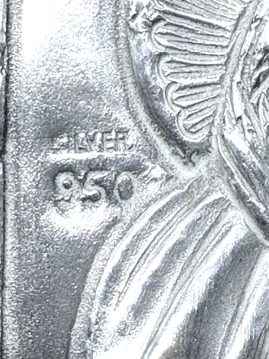 Pequeno antigo ícone com imagem da Nossa Senhora em madeira e prata