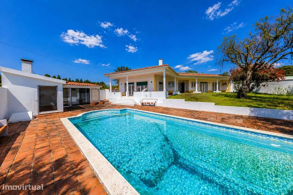 Moradia privada na Costa de Prata com piscina e espaço multifuncional