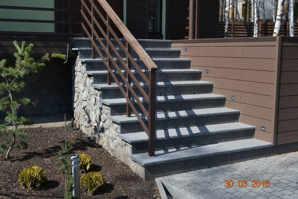 Ступени гранитные, мраморные. Индивидуальное изготовление.