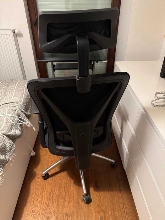 Biurko z ręczną regulacją wysokości + wygodne krzesło biurowe ZESTAW