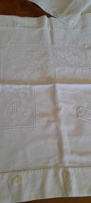 Lençol de Linho muito antigo, com aplicação em renda fina.