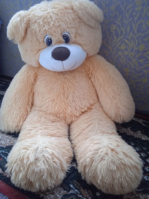 Большой плюшевый медведь