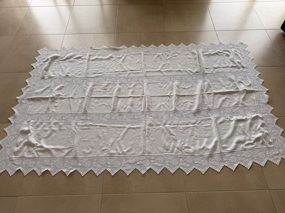 Toalha de mesa de linho e renda