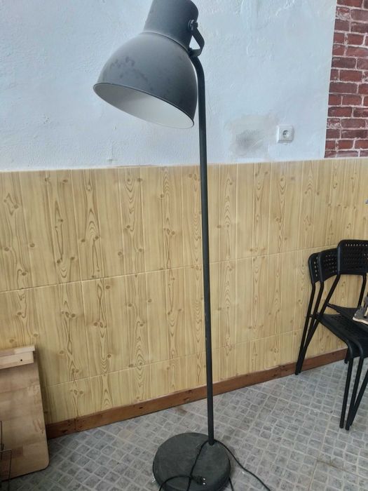 Candeeiro pé alto tipo industrial