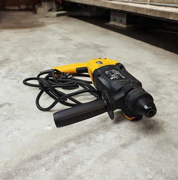 Професійний якісний перфоратор потужність 900 вт