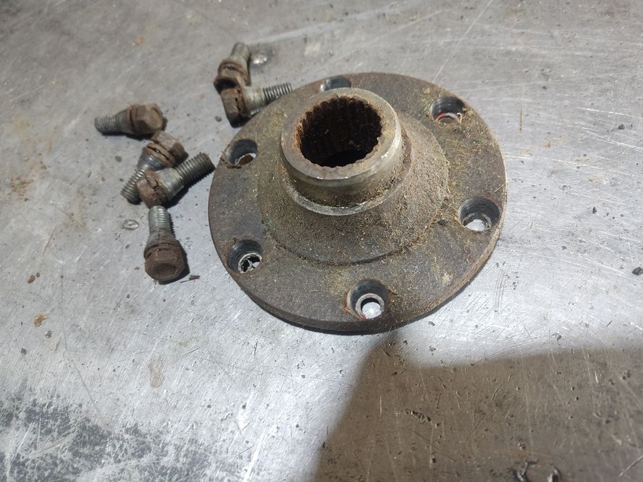 Zabierak sprzęgiełko ze śrubami na stożek Suzuki samurai