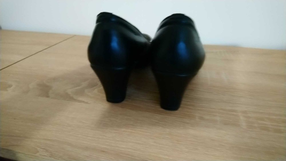 buty czarne r 37,5  na słupku