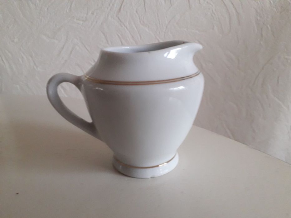 Чашки / молочник / тарелки