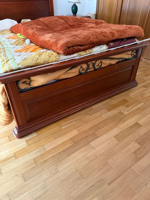 Cama á venda com colchão