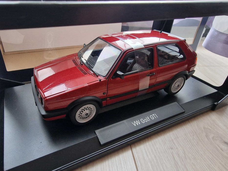 Model VOLKSWAGEN Golf GTI 1990r RED metalic 1:18