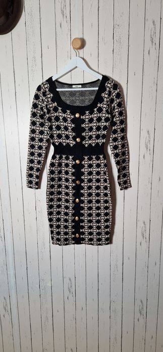 Czarna sukienka dzianinowa Moëwy z ozdobnymi guzikami, dopasowana tu