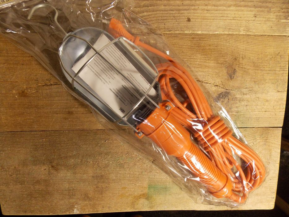 Светильник переносной . НОВЫЙ . Шнур 5 м . Лампочка е 27 . ДЕШЕВО !