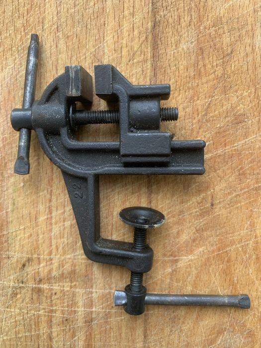 Тиски в упаковке ключ гаичный, ,отвертки , паяльник, ножовки