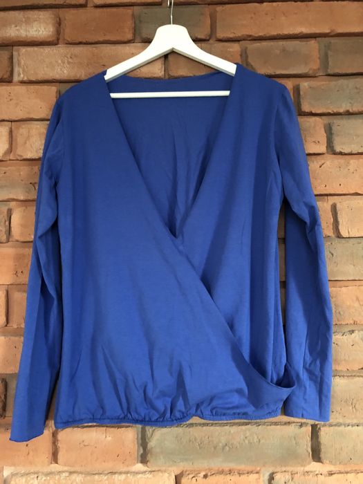 Granatowa bluzka z wycięciem