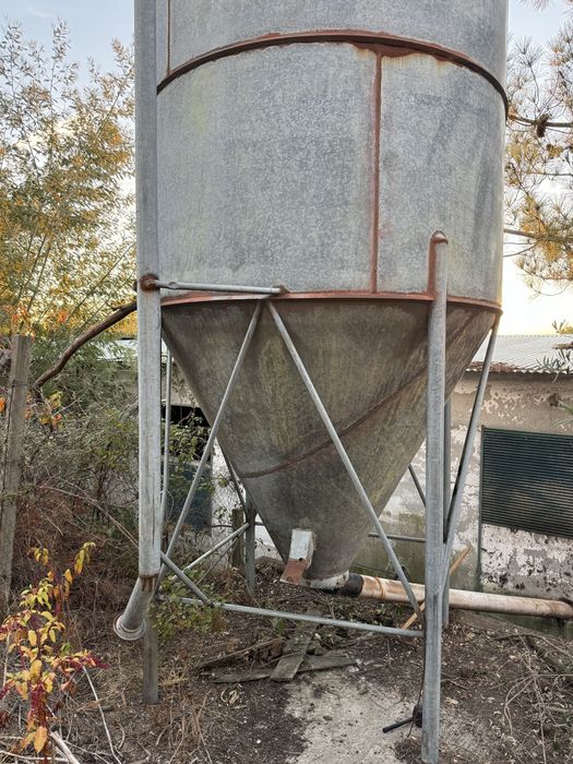 Silo de ração metálico galvanizado ~7,5 ton – Gravidade