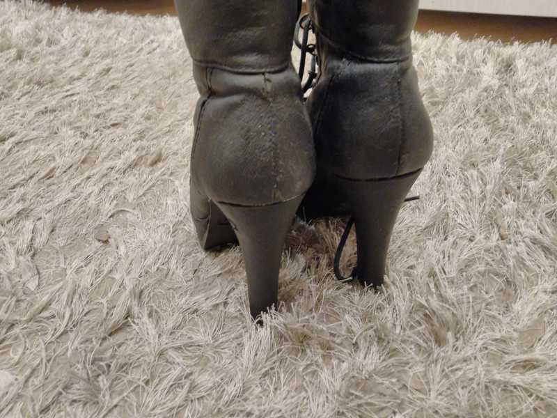 Czarne buty na korku, zawiązywane 35