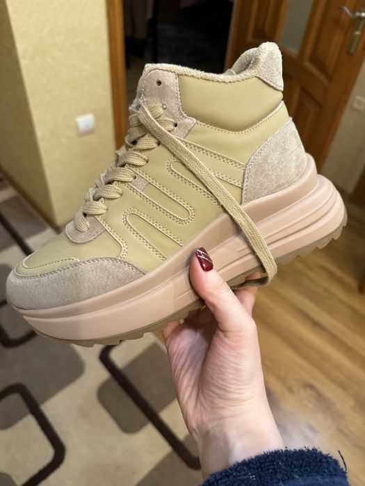 Нові  зимові кросівки