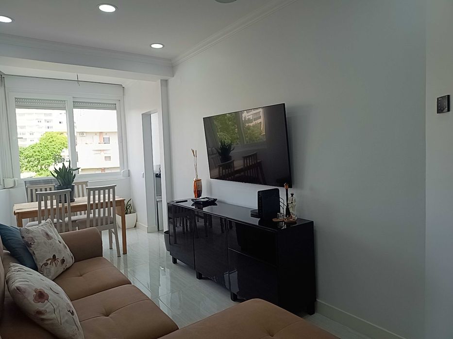 Apartamento T3 Renovado em Almada – Luz Natural e Conforto